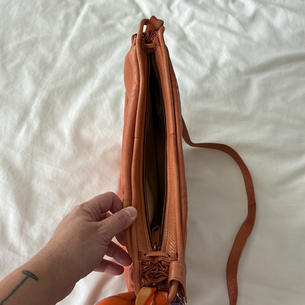 Vintage Gloria Vanderbilt Tan Slouch Shoulder Crossbody Bag Scarf Boho Western - Picture 17 of 17